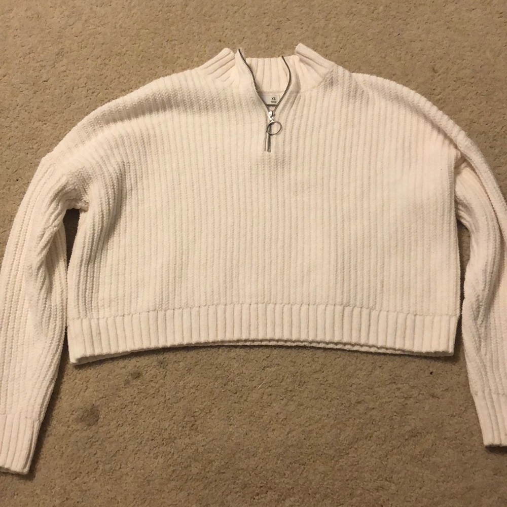 white hollister sweater